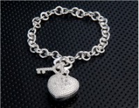 Pulsera de corazón y llave.